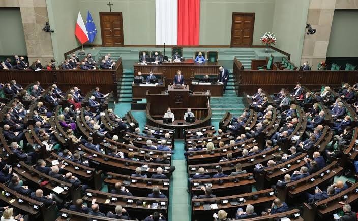 В Польше депутат принес на заседание сейма флаг Израиля со свастикой