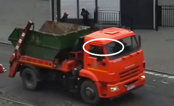 Пенсионерка попала под колеса мусоровоза в Калининграде