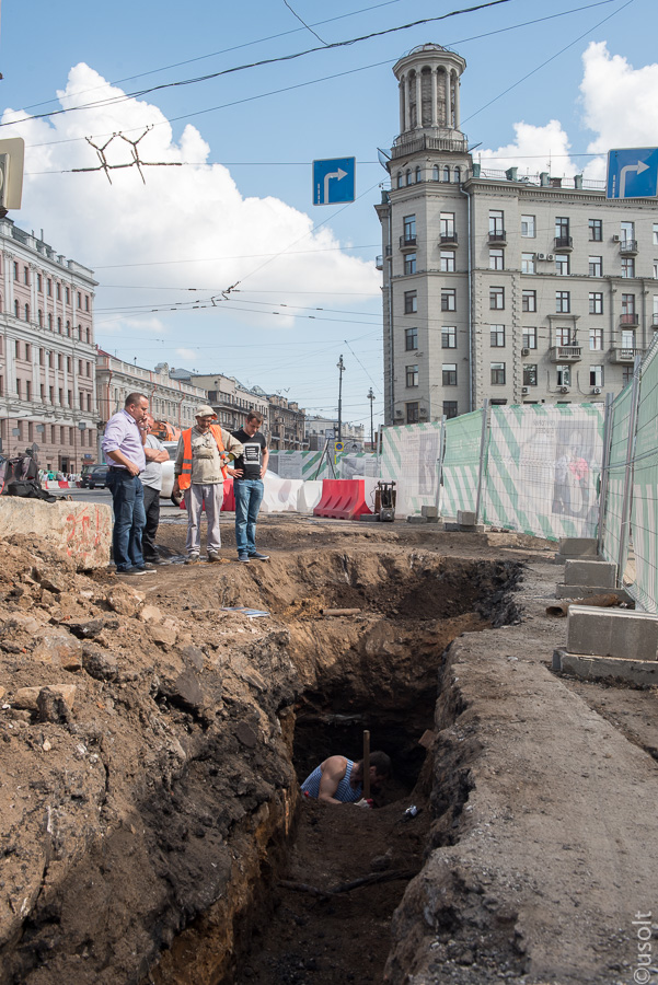 Археологические работы на Тверской в Москве: докопались до деревянных мостовых!