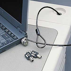 В Екатеринбурге грабители борцовским приемом обезвредили продавца и вынесли ноутбуков более чем на миллион рублей