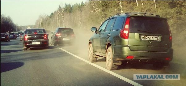 ВС РФ разрешил не уступать дорогу движущимся по обочине машинам