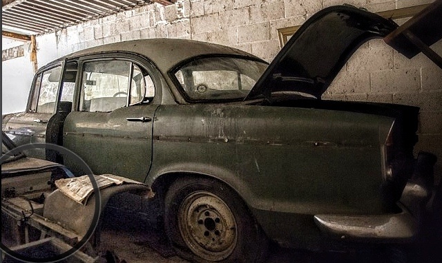 Заброшенное поместье с 5 автомобилями