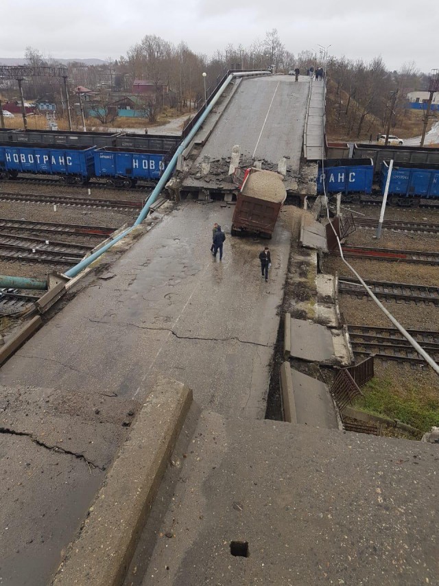 В городе Свободном виадук обрушился на железнодорожный состав