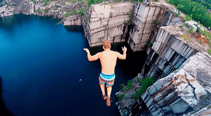 человек прыгает в воду