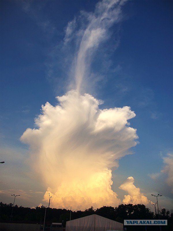 Облако-монстр нависло над Нефтеюганском.