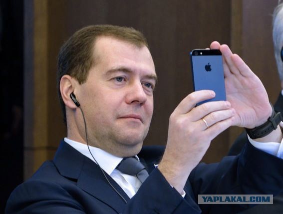 Медведев опробовал «виртуальный краскопульт»