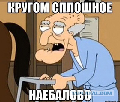 Одержимый демонами ребенок балансирует на стенке кроватки