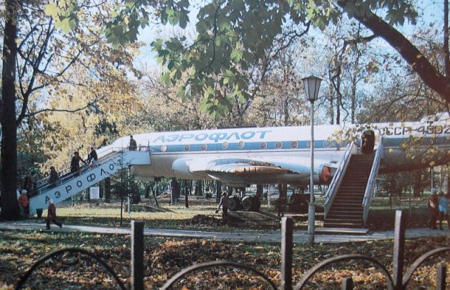 Самолет во дворе