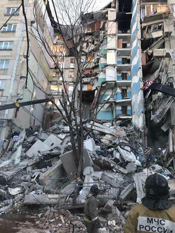 В Магнитогорске в результате взрыва газа обрушился подъезд дома