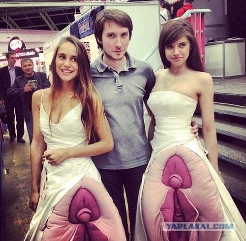 Девушка продает платье