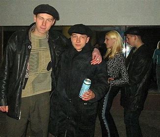 Я оглянулся посмотреть не оглянулась ли она