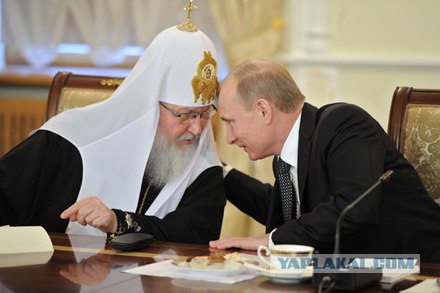 Священника-нарушителя «отмазывала»...