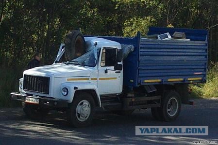 Чудом остался жив: в лобовуху прилетел... люк!