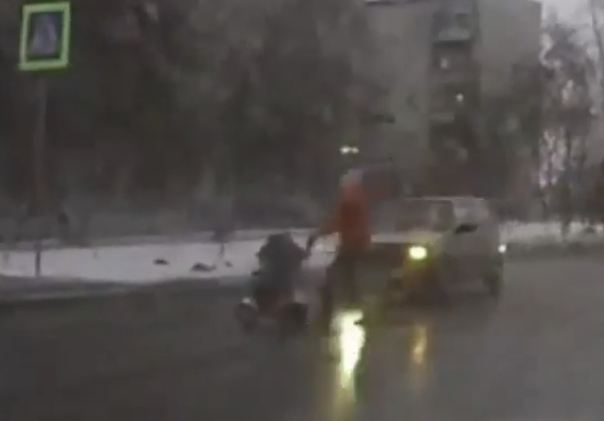 Ока сбила женщину с коляской