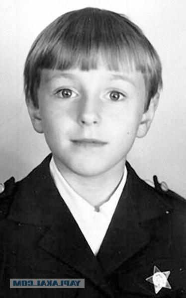 Знаменитости в детстве. Фото из домашних архивов