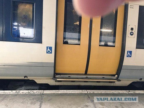 Слепому мужчине с собакой никто не уступил место в метро