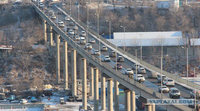 «Грузовые перевозки фактически под запретом»: состояние дорог и мостов в Приморье заставляет водителей нарушать правила