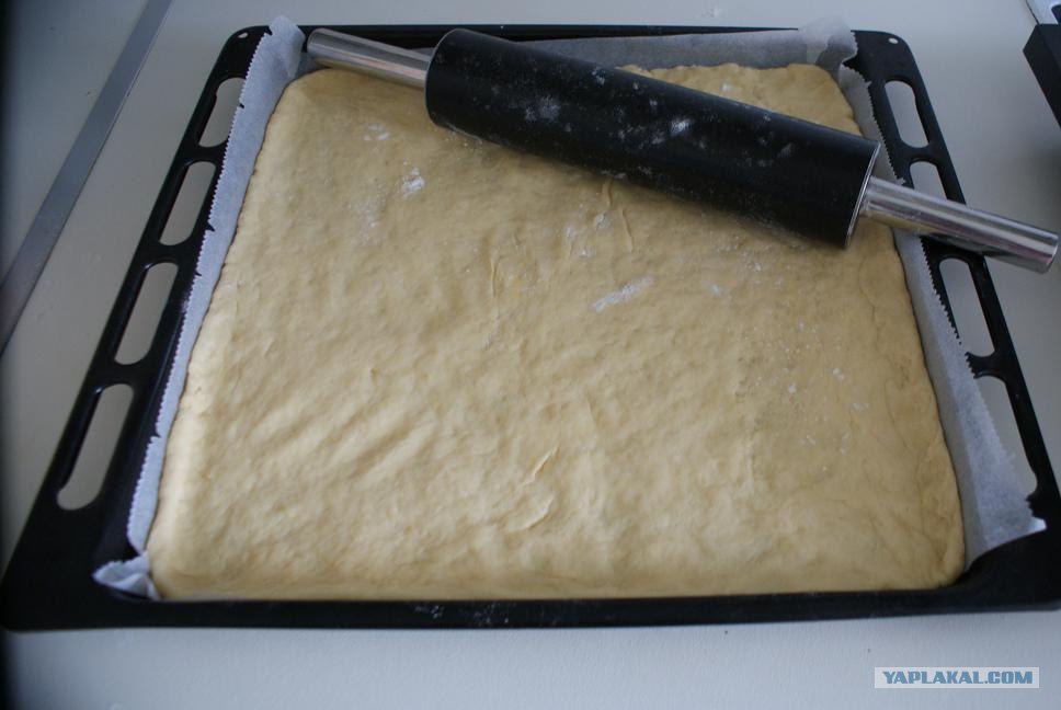 Перед тестом что можно. Выложить тесто на противень. Дрожжевое тесто на противне. Пирог на противне. Раскатывание теста для пирога.