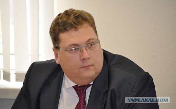 Губернатор Самарской области Дмитрий Азаров уволил руководителя департамента торговли и потребительского рынка областного правительства Алексея Софронова, как допустившего дефицит и рост цен на сахар, соль и гречку