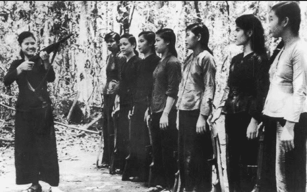 Почему пленных американских солдат во Вьетнаме всегда конвоировали женщины?