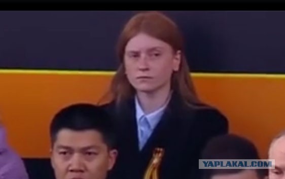 Интересно что за пацан зевал и кривлялся на заднем плане во время выступления Путина?