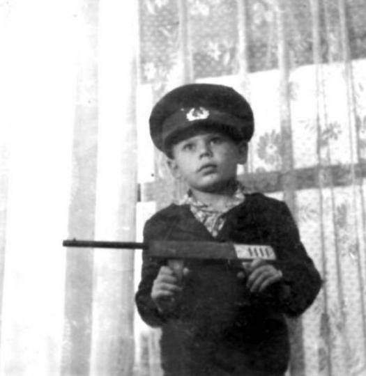 Небольшая фотоподборка известных личностей в детстве и юности