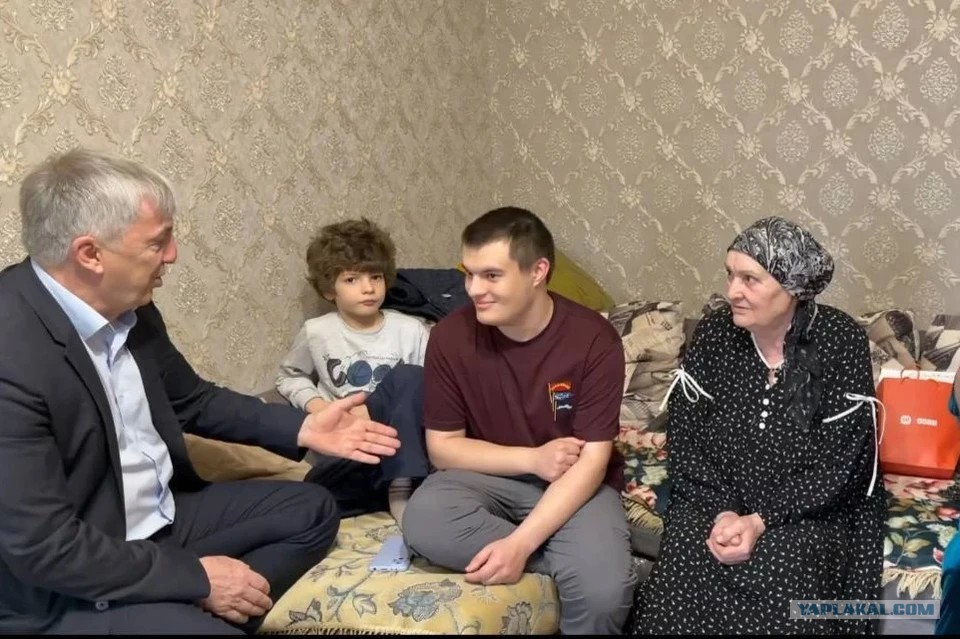 Три дня без связи шел в Махачкалу: парень с аутизмом на себе вынес из потопа 23 человека – ему подарили 5 млн и квартиру