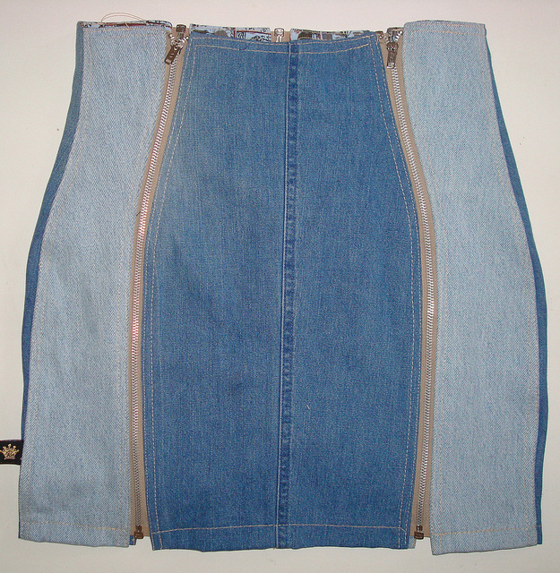 Джинсовая юбка 90. Юбка джинсовая. Джинсовая юбка 90-х. Юбка с замочком спереди джинсовая. Джинсовая юбка на молнии.