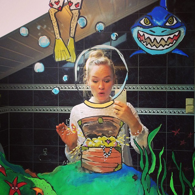 Девушка делает автопортреты, дорисовывая реальность на зеркале!