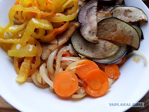 Мясные шарики-тефтели, с овощами и сыром в духовке