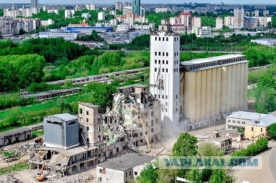 Снос элеватора. Где-то на юге