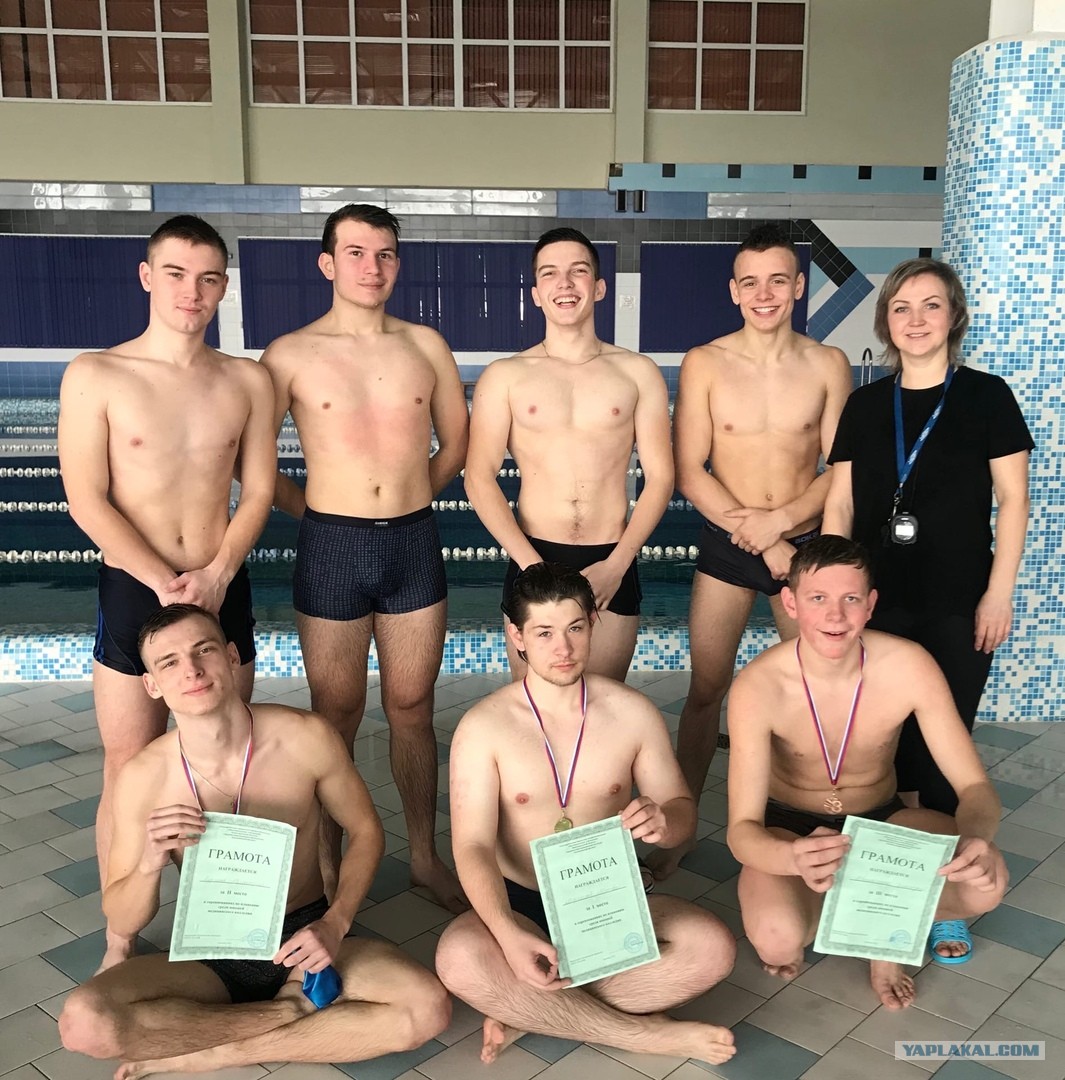 Соревнования студентов по плаванию. Формирование заплывов в плавании. Студенческий спорт. Пловцы юноши подростки на старте. Соревнования студентов по плаванию.