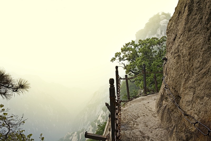 Тропа на скале. Лестница горы Хуаншань. Гора Хуашань (Huashan). Хуашань лестницы. Гора Хуашань (Hua Shan), Китай.