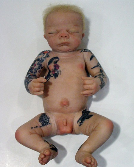 Странная игрушка - татуированый младенец