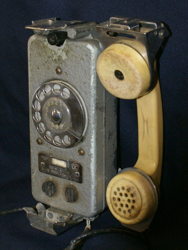Рингтон советский телефон. Корабельный телефонный аппарат. Настенный телефонный аппарат ретро. Советский настенный телефонный аппарат. Древний судовой телефонный аппарат.