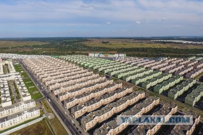35 подъездов, 3708 квартир и огромная парковка вместо двора — добро пожаловать в город-дом, главный "человейник" всея Руси