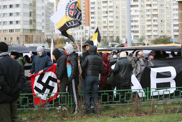 В Киеве снесли памятник Ватутину