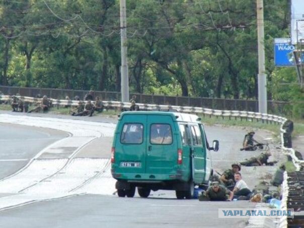 Мариуполь. Украинские военные расстреливают машины