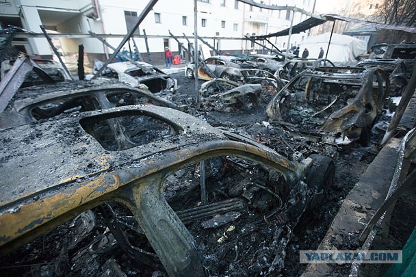 12 элитных иномарок сгорело на парковке в Москве