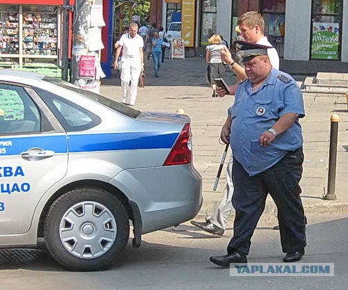 В Воронежской области вход в здание ГИБДД залили кровью. Потерпевший стучался в полицию, но дежурный мирно спал