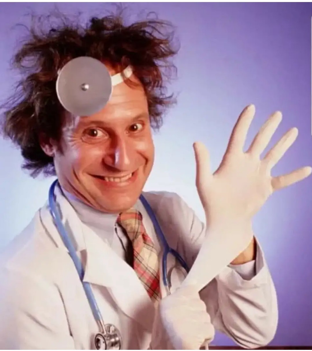 Голодный врач. Забавный доктор. Смешной врач. Смешная фотосессия для врачей.