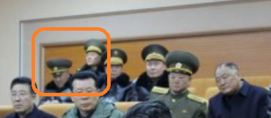 Ким Чен Ын вместе с дочерью посетили оружейный завод и постреляли из пистолета