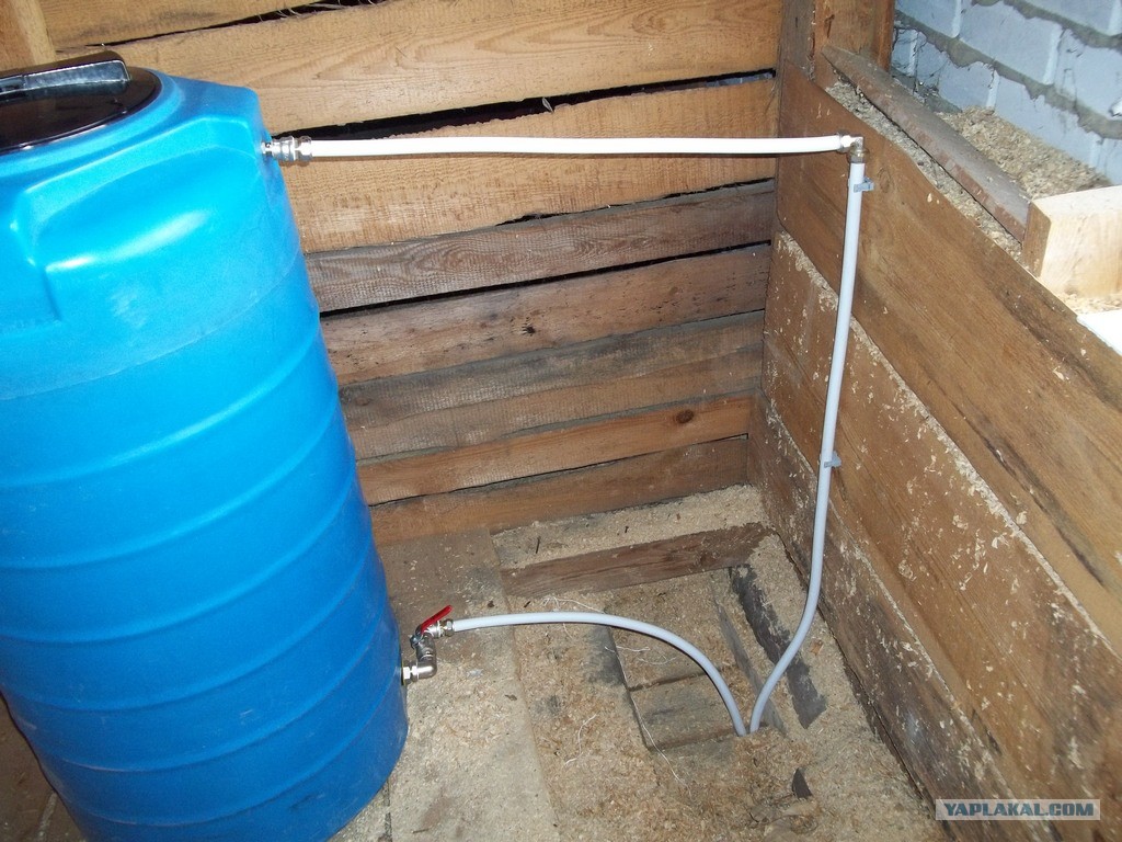 Установить бак для воды. Система водоснабжения с накопительным баком самотеком. Система водоснабжения без водопровода с баком для воды. Накопительный бак для воды. Накопительный бак для воды в частном доме.