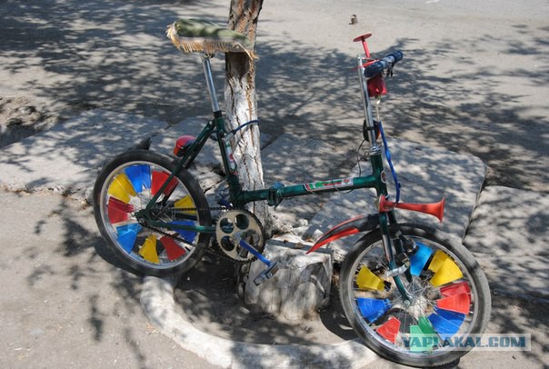 Мы вставляли в спицы велика картонку, чтобы он трещал, как мотор мопеда...
