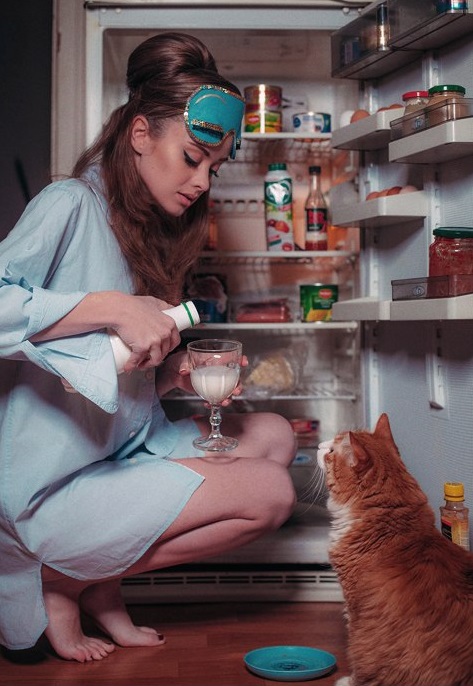 Красивые девушки с котиками