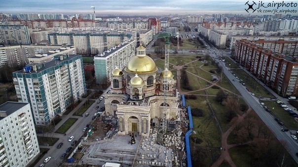 Церковь напротив панельки