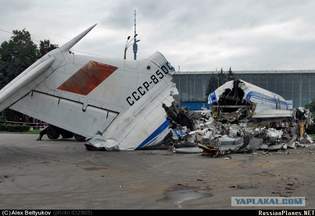На ВДНХ снесли самолеты ТУ-154 и ЯК-42