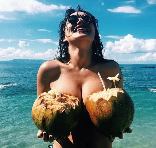 Девушки с арбузами