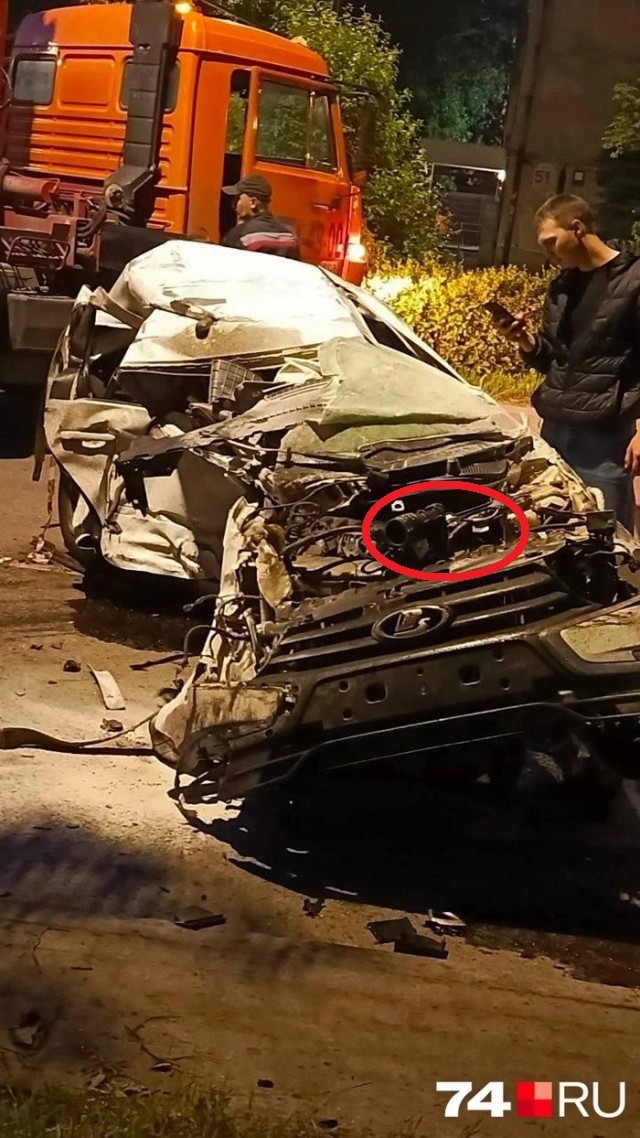 Lada Granta превратилась в груду металла после столкновения с Mercedes в Челябинске