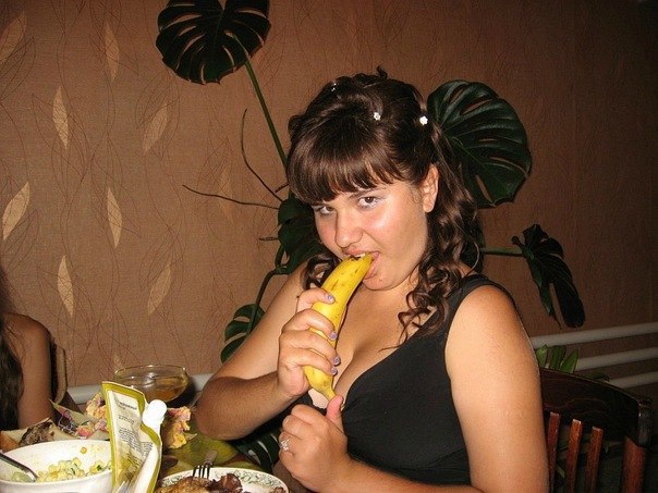 Девушки и желтый фрукт